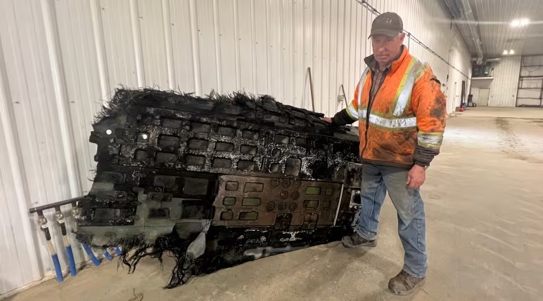"Regalo" dal cielo: un agricoltore canadese ha trovato nel suo campo un detrito spaziale di 40 chili, probabilmente il relitto di un razzo SpaceX-3 "Regalo" dal cielo: un agricoltore canadese ha trovato nel suo campo un detrito spaziale di 40 chili, probabilmente il relitto di un razzo SpaceX-3
