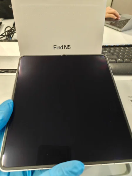 Oppo Find N5: display interno senza pieghe visibili Oppo Find N5: display interno senza pieghe visibili