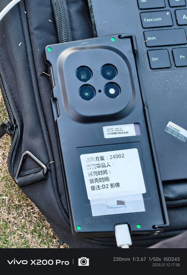 Oppo Find N5 con una custodia completamente chiusa