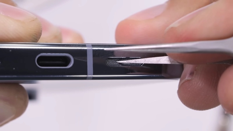 JerryRigEverything testa il Google Pixel 10 Pro XL JerryRigEverything testa il Google Pixel 10 Pro XL