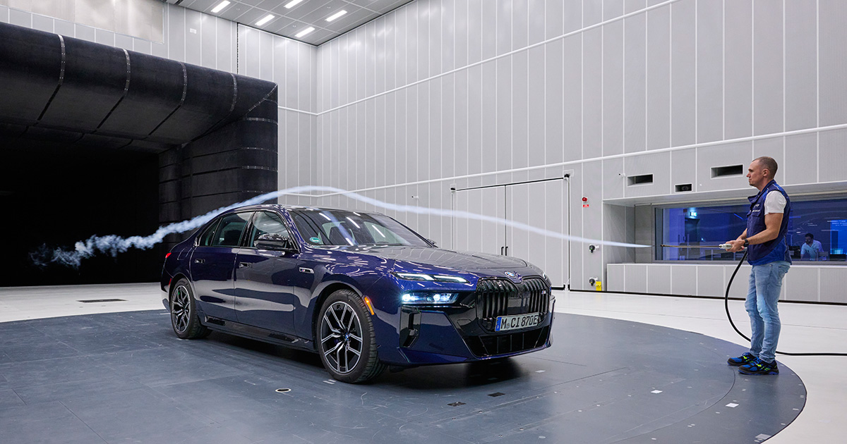 Al lavoro con l'unità di fumo nella galleria del vento aeroacustica del BMW Group. Foto: BMW