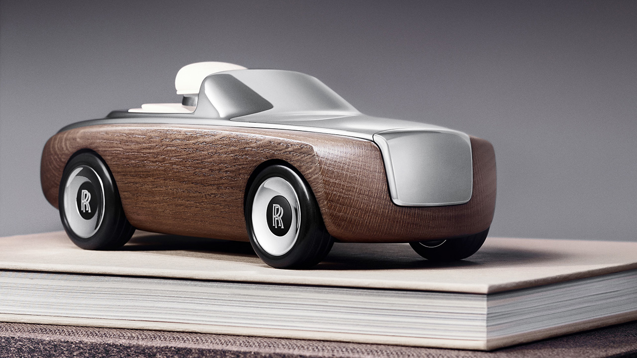 Assemblaggio della Rolls-Royce Cameo con quercia e alluminio