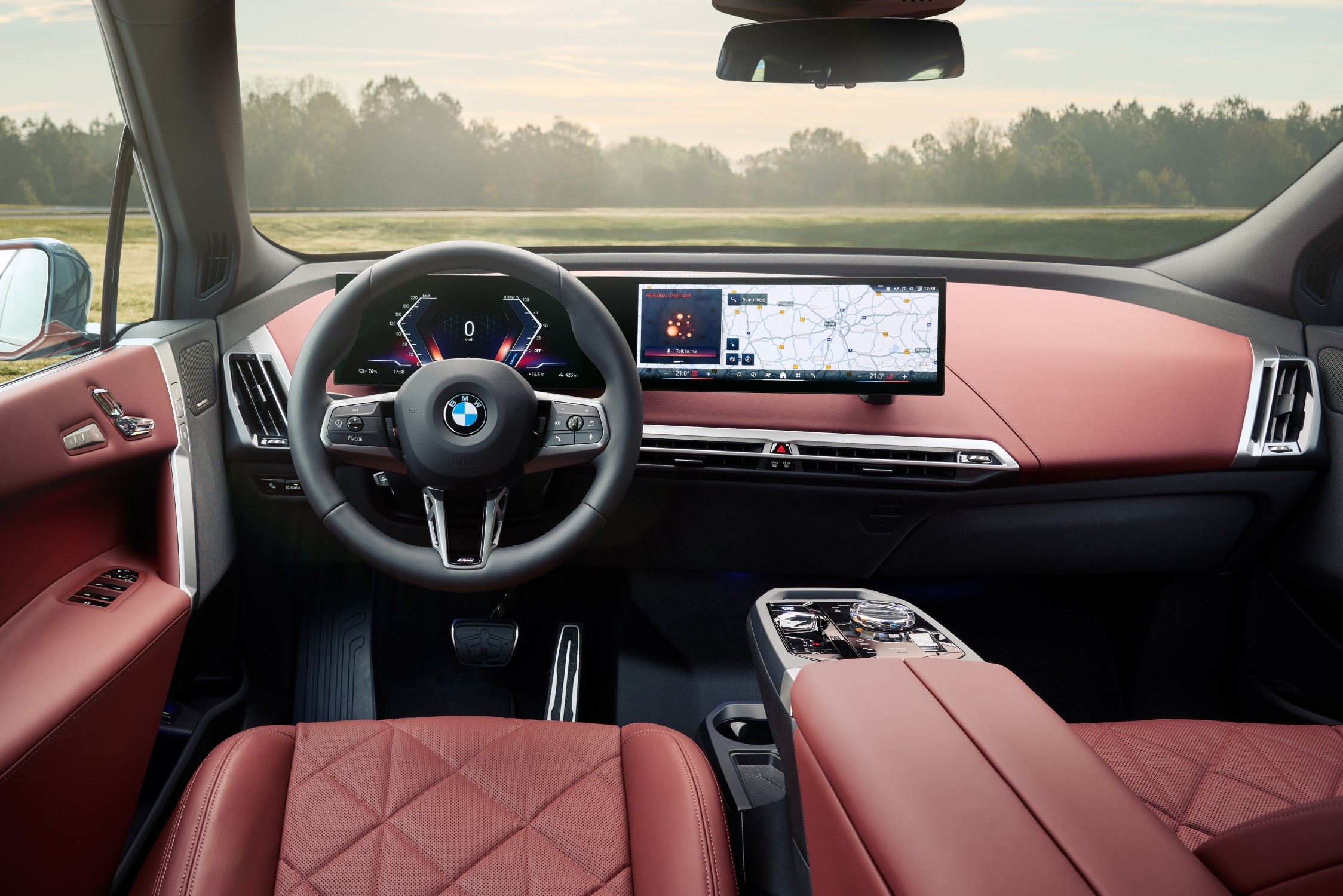 Interni della BMW iX con sistema a doppio display Interni della BMW iX con sistema a doppio display