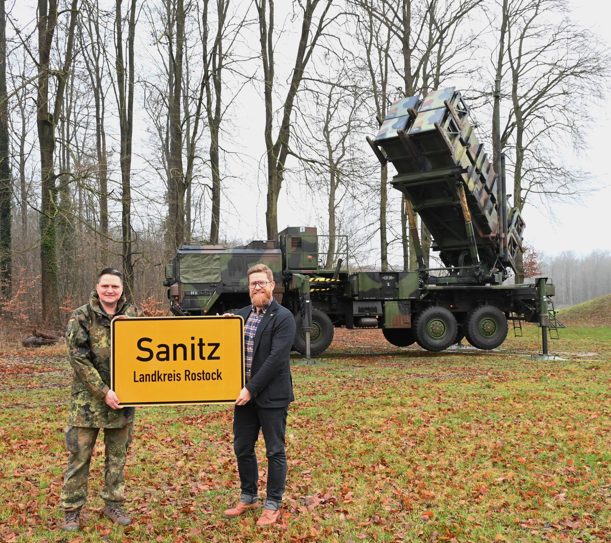 Il sindaco di Zanic Enrico Bendlin accanto al sistema missilistico terra-aria Patriot. Illustrazione: Bundeswehr