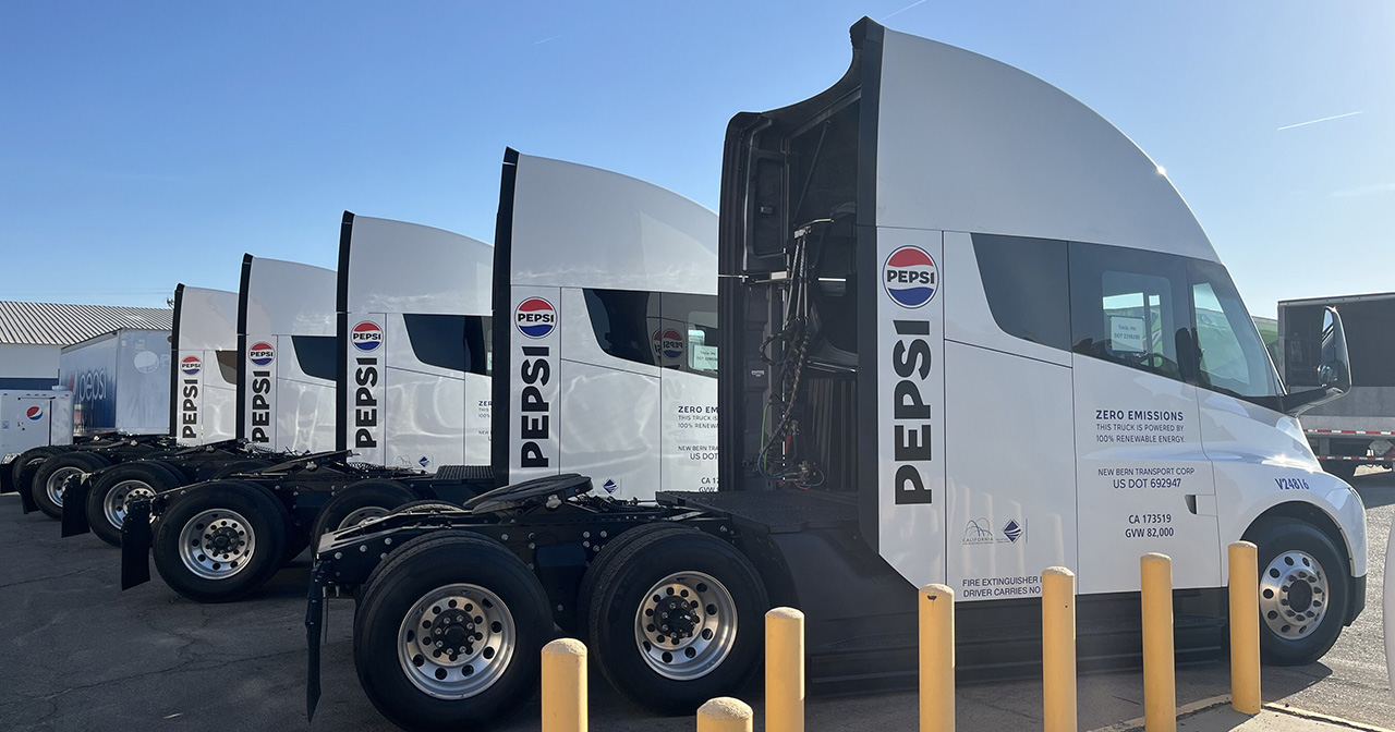 Camion Tesla Semi presso lo stabilimento di distribuzione di PepsiCo Camion Tesla Semi presso lo stabilimento di distribuzione di PepsiCo
