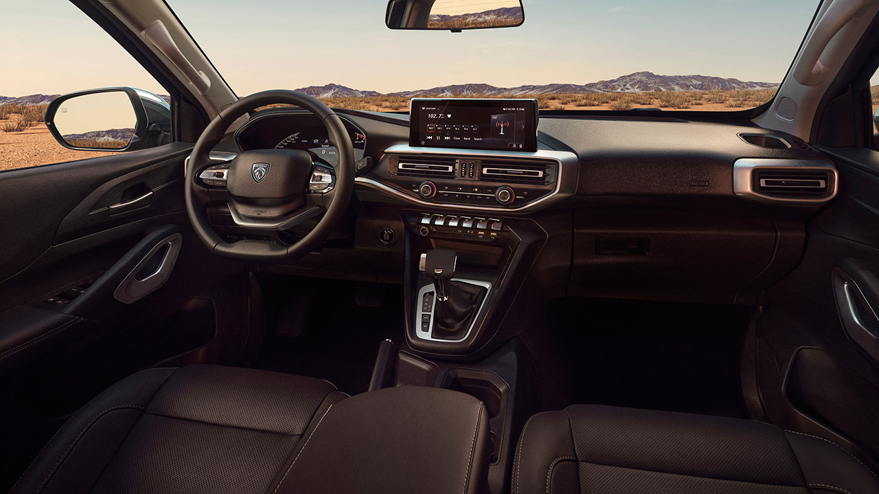 Vista dell'interno del pick-up Peugeot Landtrek aggiornato Vista dell'interno del pick-up Peugeot Landtrek aggiornato