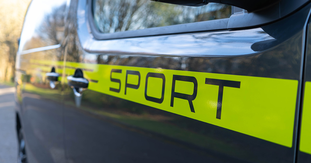 Peugeot Expert Sport con gli straordinari adesivi verde kryptonite Peugeot Expert Sport con gli straordinari adesivi verde kryptonite