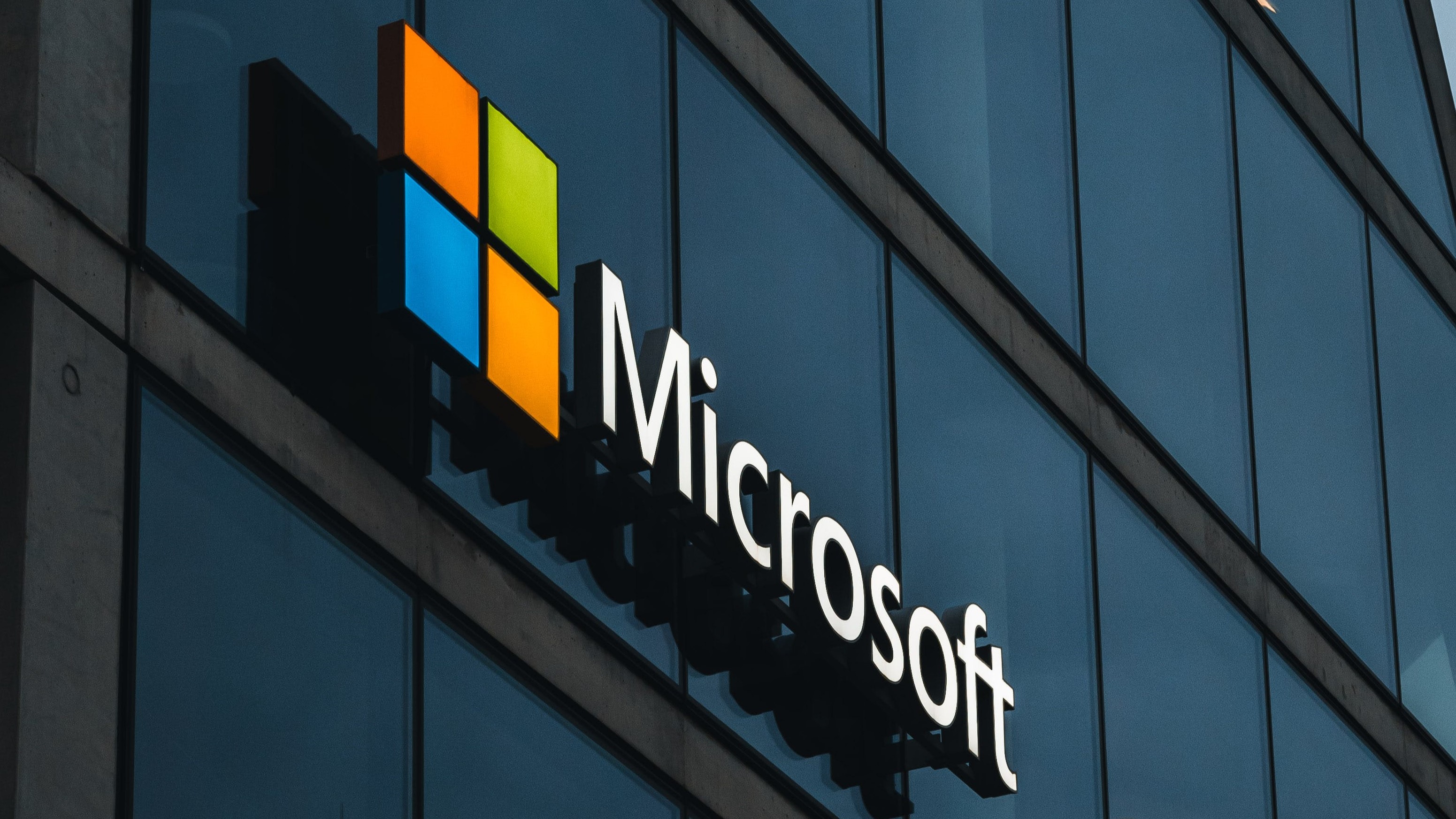 Gli utili di Microsoft sono aumentati del 33% grazie agli investimenti nell'intelligenza artificiale e nel cloud computing Gli utili di Microsoft sono aumentati del 33% grazie agli investimenti nell'intelligenza artificiale e nel cloud computing