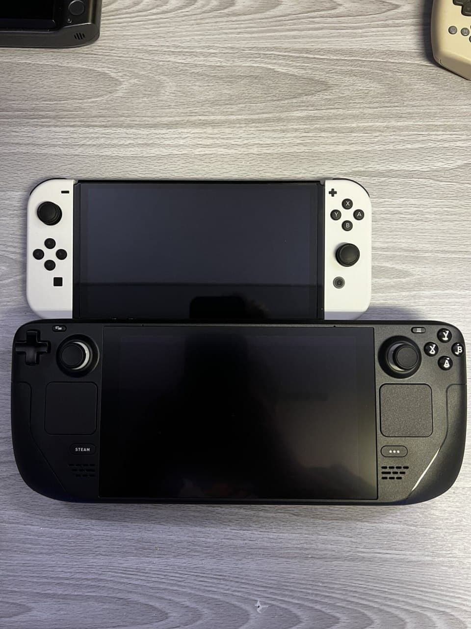 Confronto visivo di Steam Deck con altre console portatili e una banana Confronto visivo di Steam Deck con altre console portatili e una banana