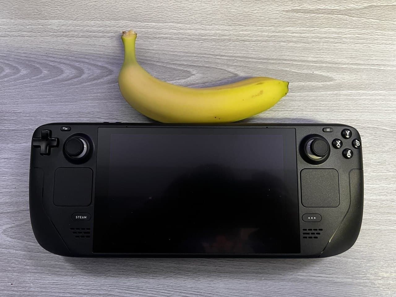 Confronto visivo di Steam Deck con altre console portatili e una banana-2 Confronto visivo di Steam Deck con altre console portatili e una banana-2