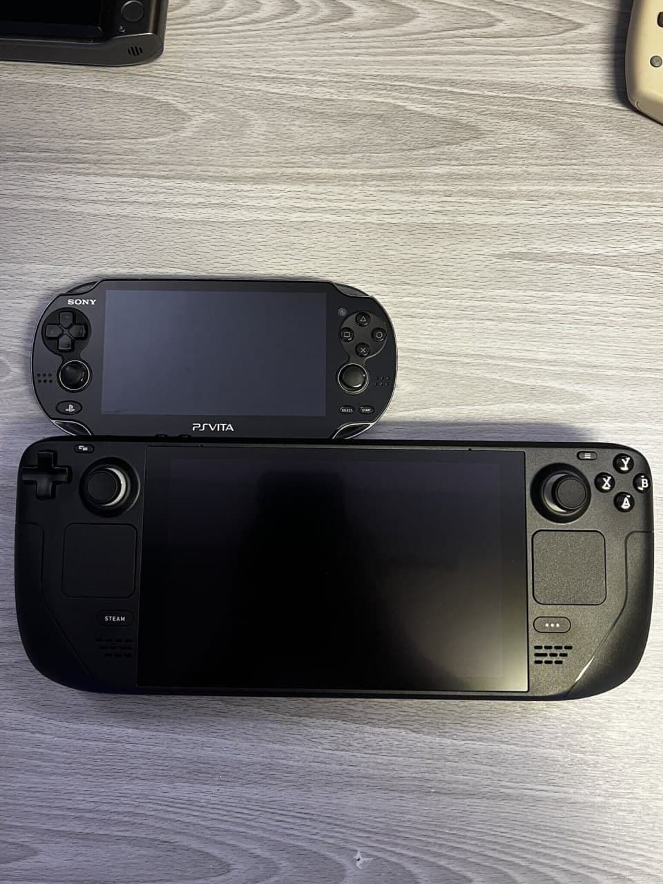 Confronto visivo di Steam Deck con altre console portatili e una banana-3 Confronto visivo di Steam Deck con altre console portatili e una banana-3