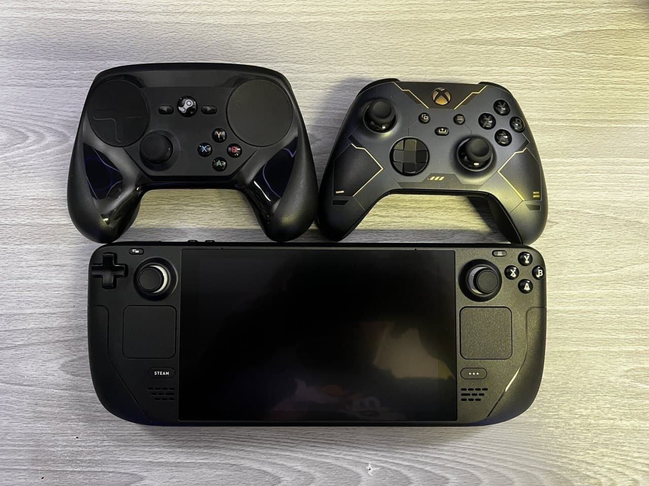 Confronto visivo di Steam Deck con altre console portatili e una banana-4 Confronto visivo di Steam Deck con altre console portatili e una banana-4