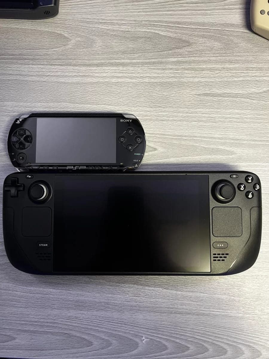 Confronto visivo di Steam Deck con altre console portatili e una banana-5 Confronto visivo di Steam Deck con altre console portatili e una banana-5
