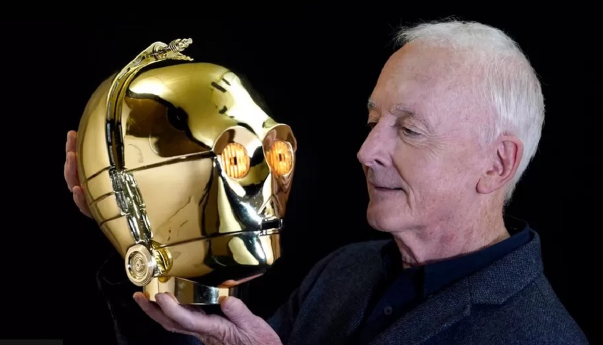 La testa di C-3PO della saga cinematografica di Star Wars è stata venduta all'asta per 843.000 dollari. L'attore Anthony Daniels, che ha interpretato il ruolo del droide, si è separato da una collezione di oggetti di scena iconici La testa di C-3PO della saga cinematografica di Star Wars è stata venduta all'asta per 843.000 dollari. L'attore Anthony Daniels, che ha interpretato il ruolo del droide, si è separato da una collezione di oggetti di scena iconici