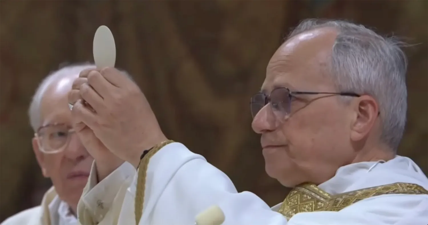 Foto del Papa Romano Leone XIV con un Apple Watch