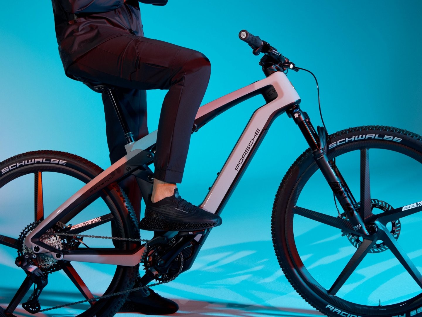 La bici elettrica Porsche eBike Sport in azione La bici elettrica Porsche eBike Sport in azione