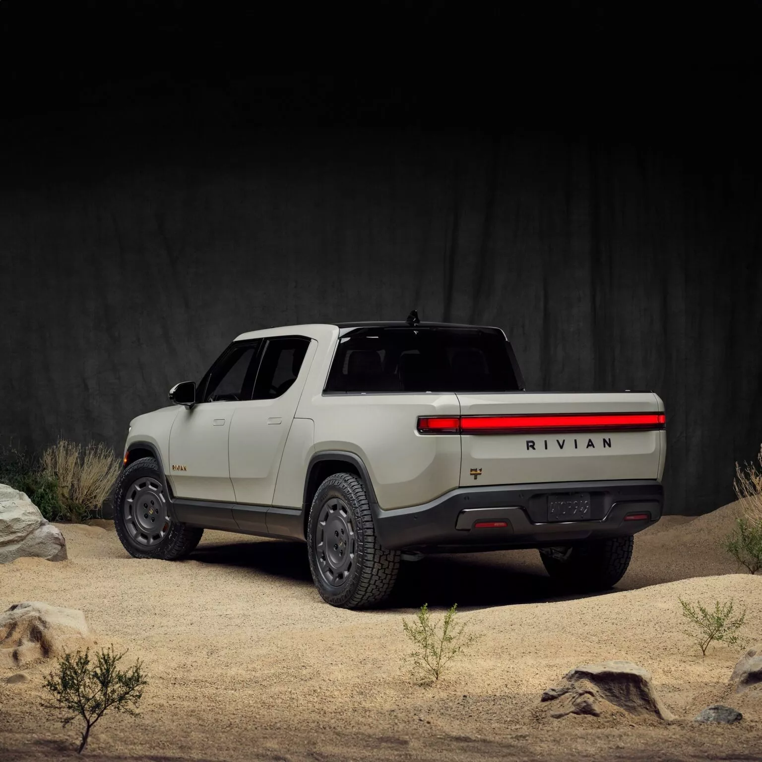 Vista laterale della Rivian R1 Dune Edition