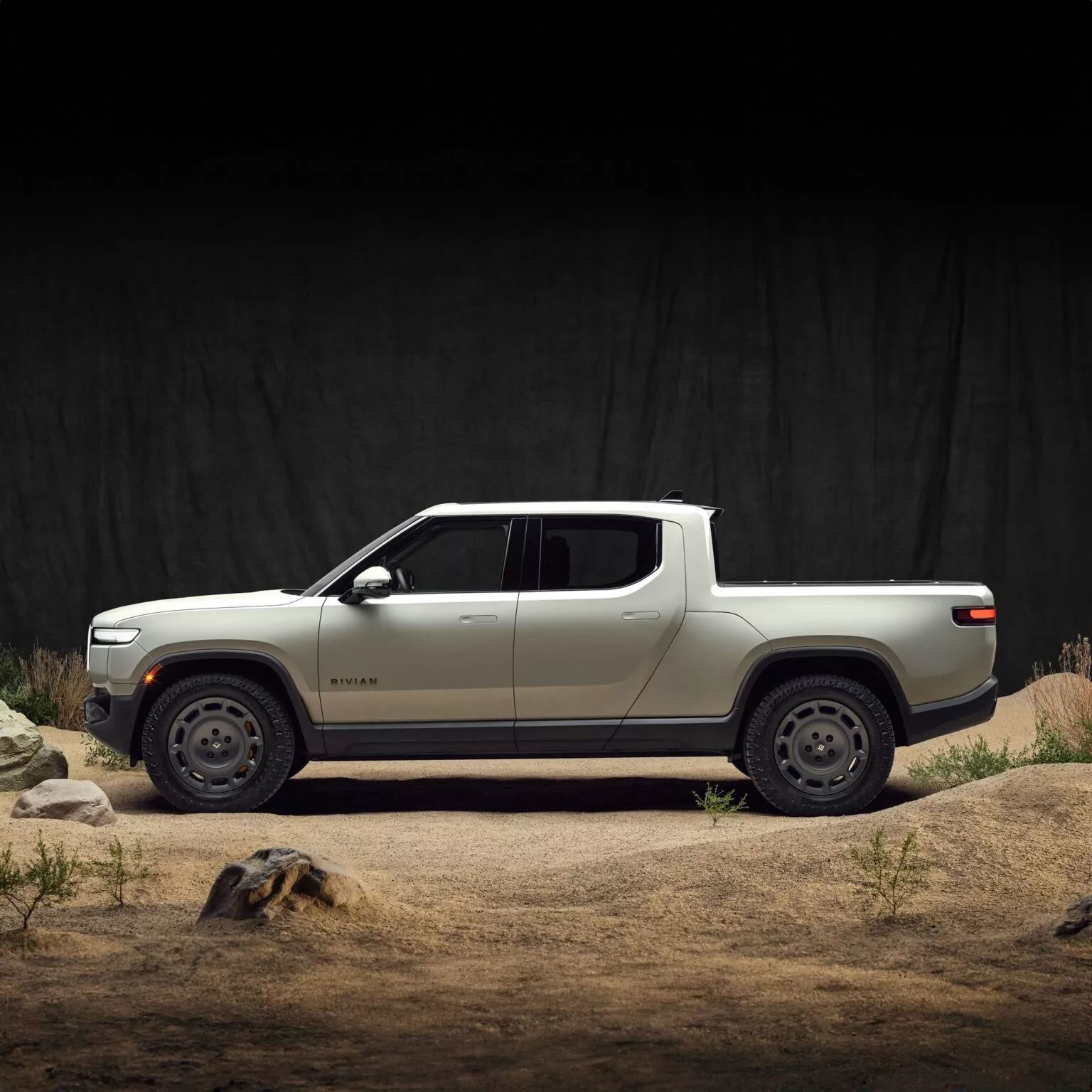 Rivian R1 Dune Edition con sfondo desertico
