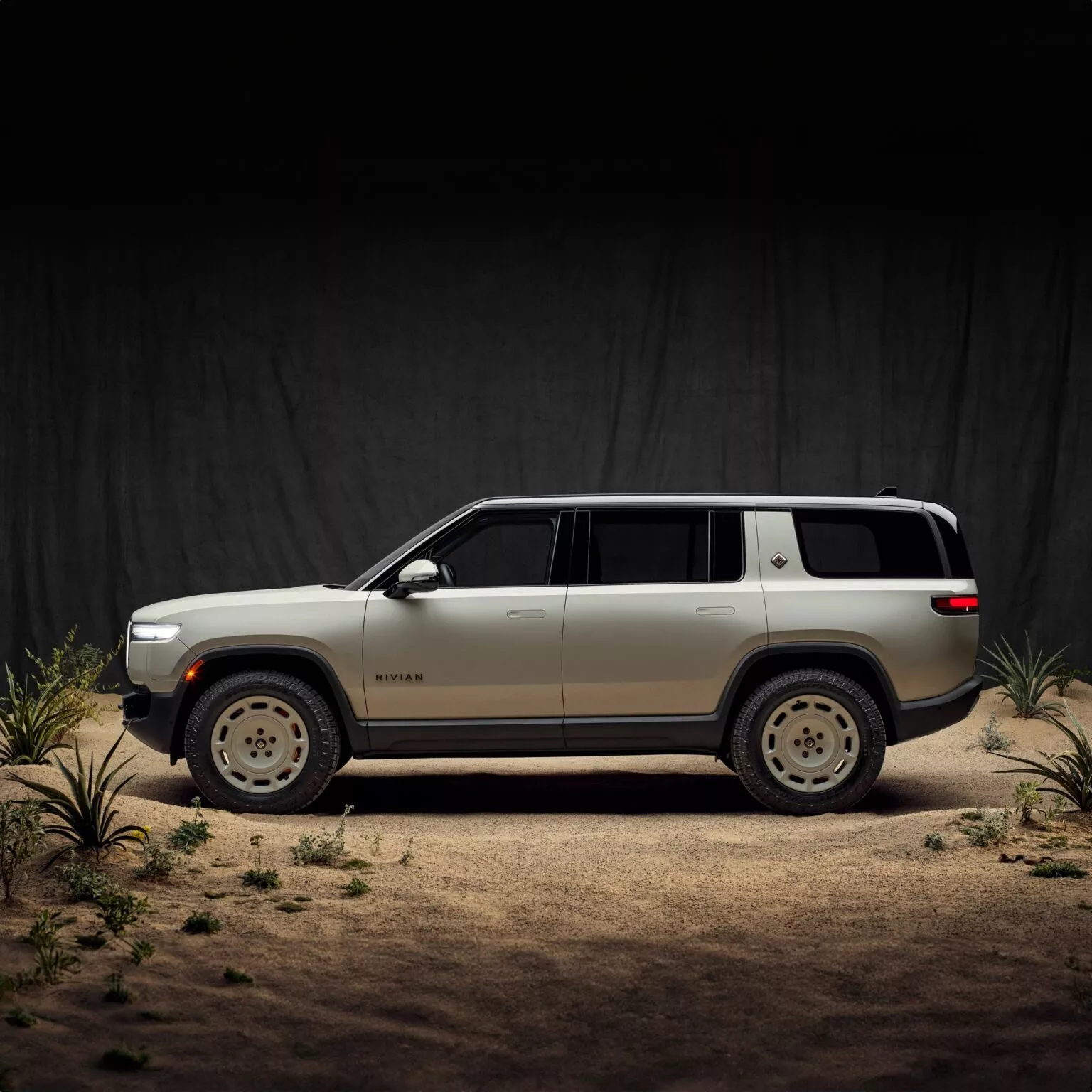 Vista frontale della Rivian R1 Dune Edition