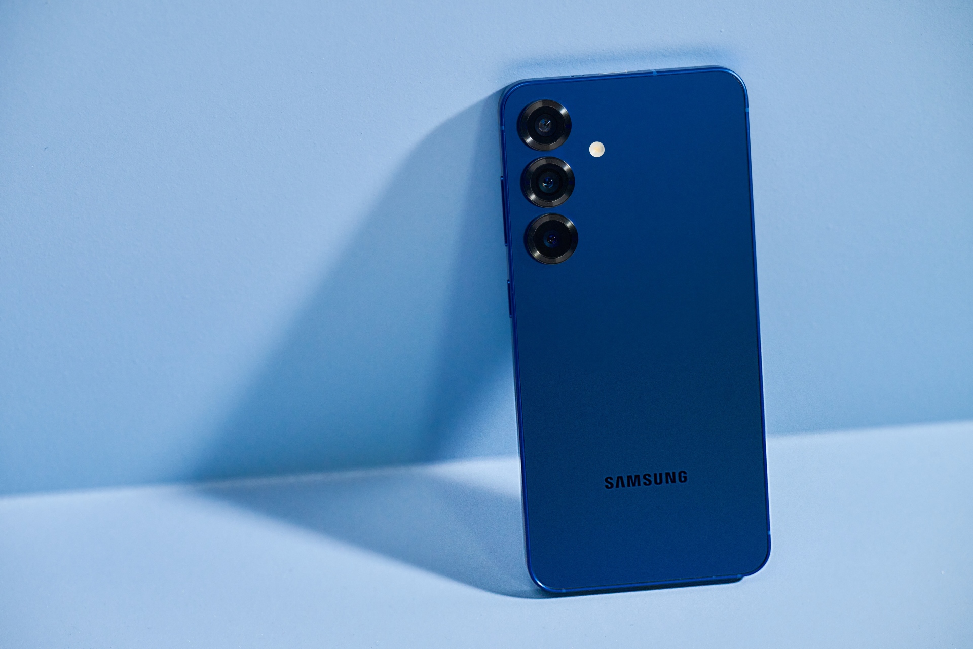 Samsung Galaxy S25+ in colore navy Samsung Galaxy S25+ in colore navy