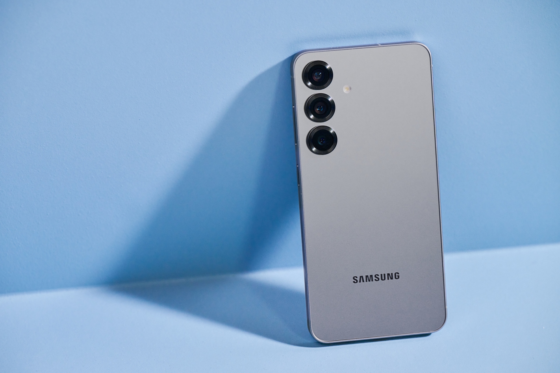 Samsung Galaxy S25+ in colore Silver Shadow Samsung Galaxy S25+ in colore Silver Shadow