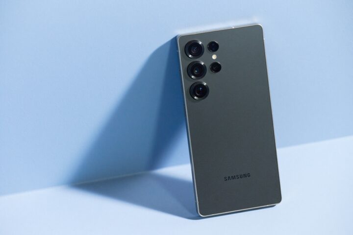 Samsung Galaxy S25 Ultra in colore nero titanio Samsung Galaxy S25 Ultra in colore nero titanio