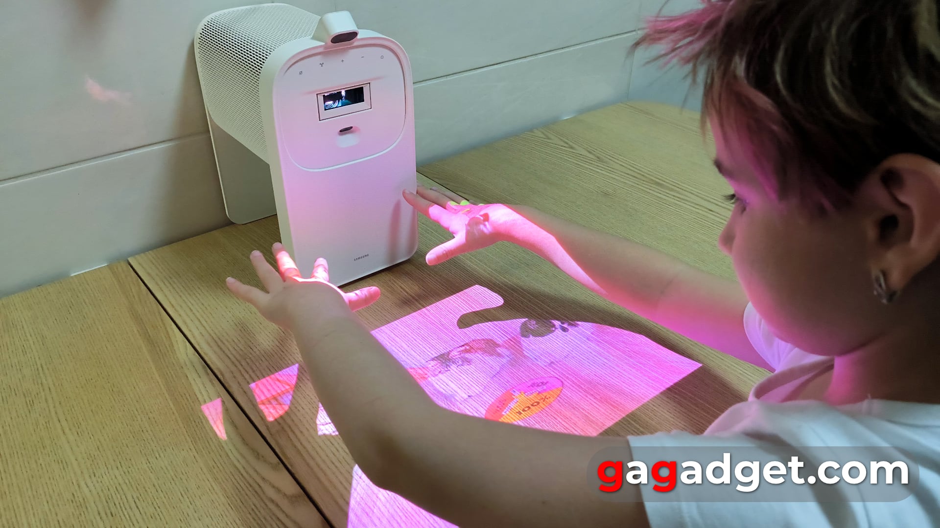 Ora la vostra scrivania è sensibile al tocco: recensione del proiettore laser interattivo Samsung The Premiere 5-45