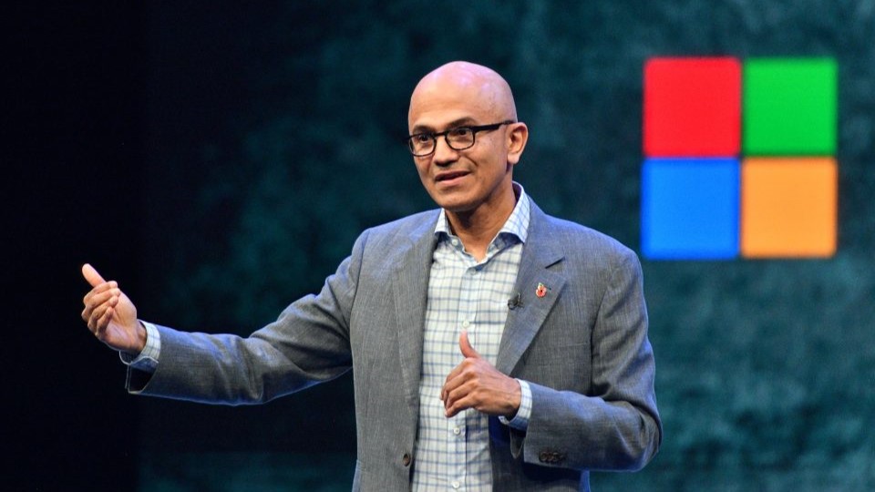 Il capo di Microsoft difende l'investimento in OpenAI tra i controlli dell'UE e del Regno Unito Il capo di Microsoft difende l'investimento in OpenAI tra i controlli dell'UE e del Regno Unito