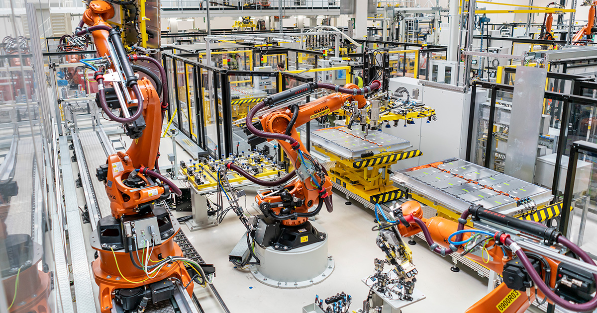 Robot sulla linea di produzione di batterie ad alta tensione presso lo stabilimento Škoda Auto di Mladá Boleslav. Robot sulla linea di produzione di batterie ad alta tensione presso lo stabilimento Škoda Auto di Mladá Boleslav.