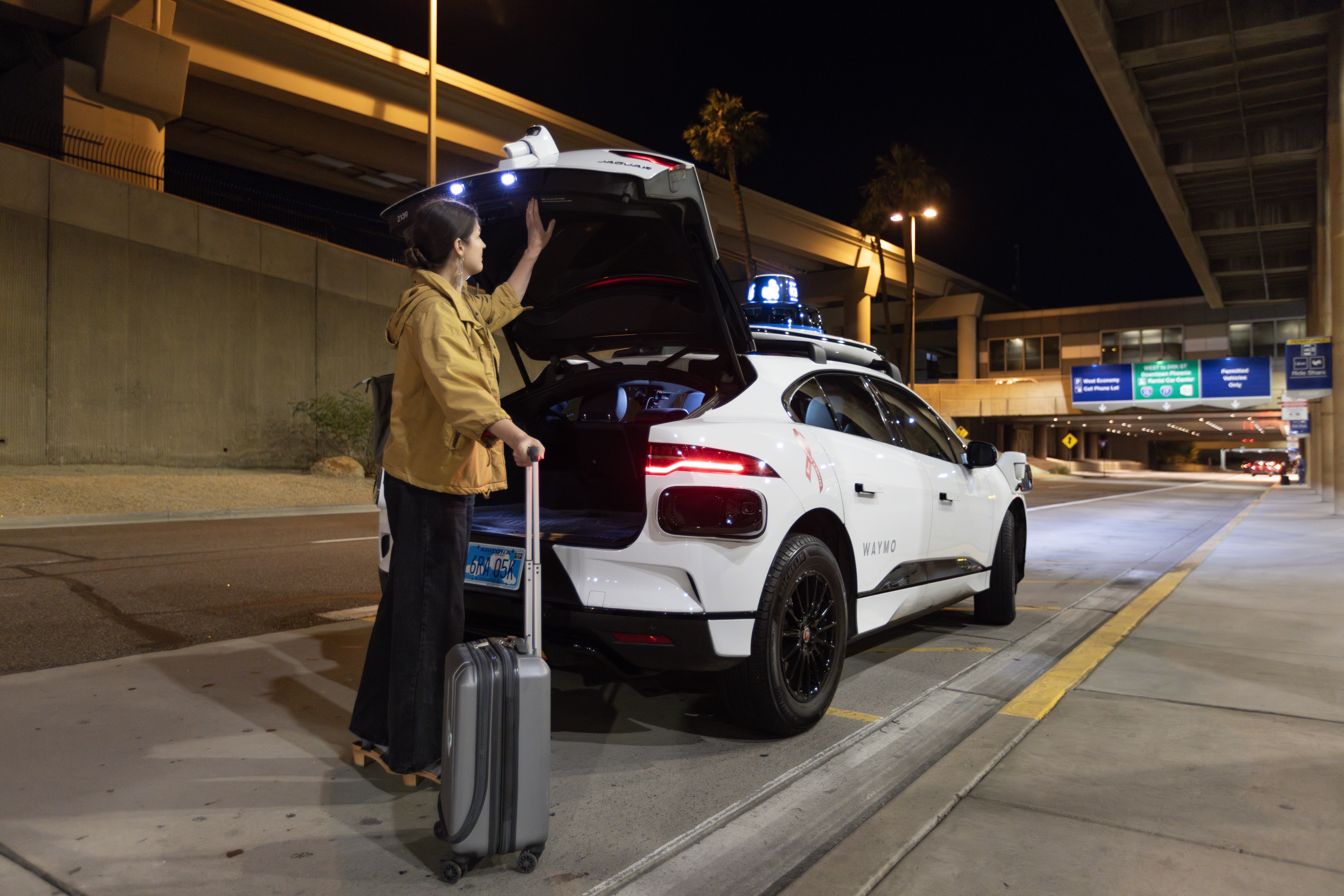 Waymo lancia il servizio di robotaxi all'aeroporto di Phoenix Waymo lancia il servizio di robotaxi all'aeroporto di Phoenix