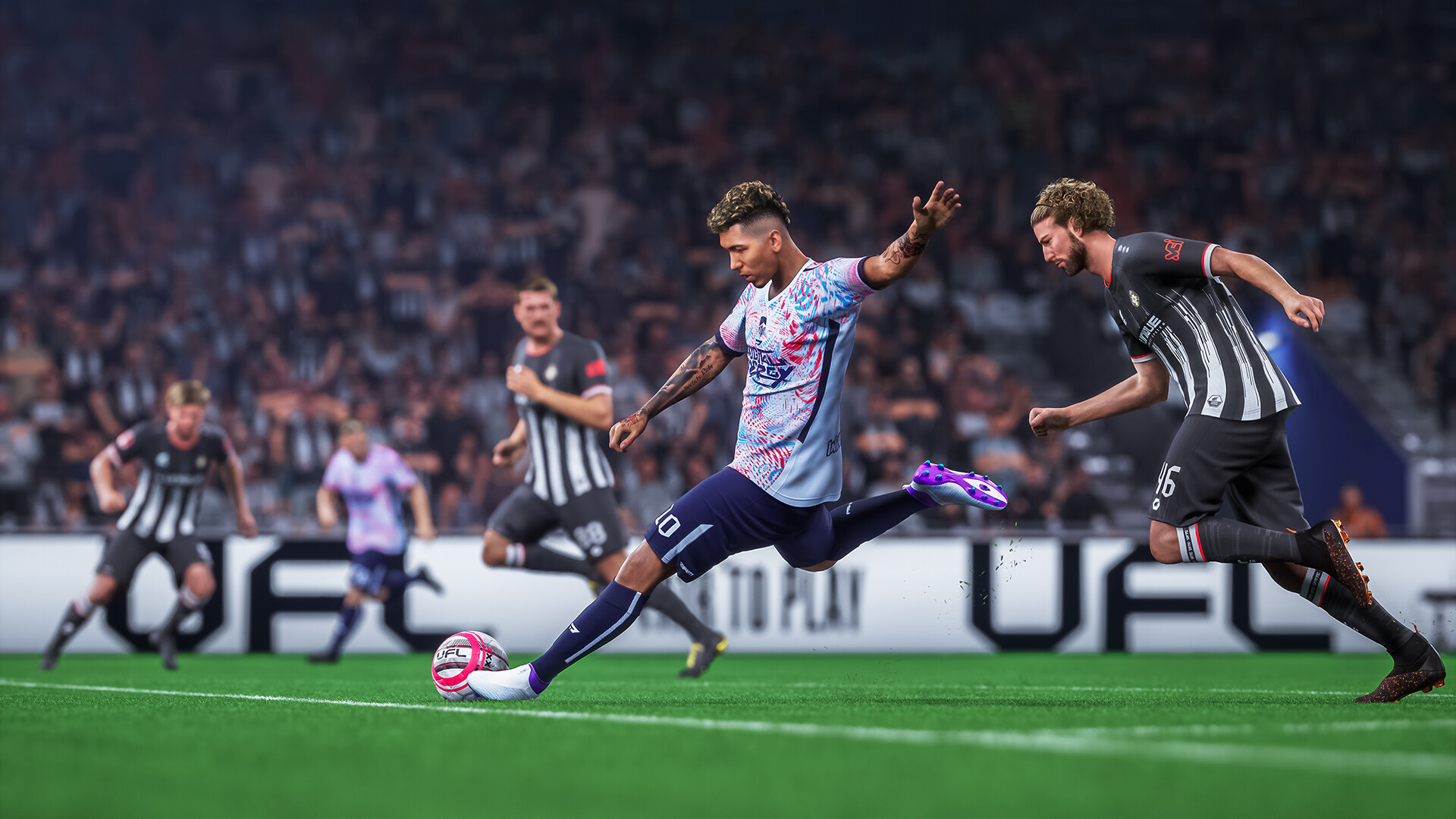 Un giocatore dribbla la palla nella UFL Un giocatore dribbla la palla nella UFL