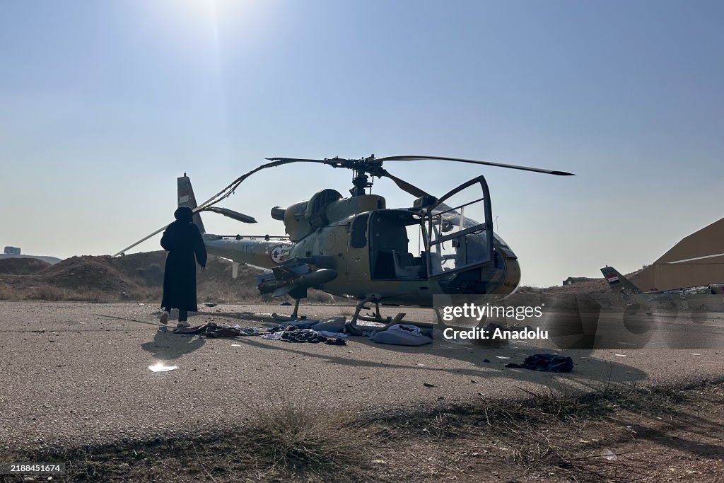 Un hangar danneggiato nella base aerea di Mezzeh Un hangar danneggiato nella base aerea di Mezzeh