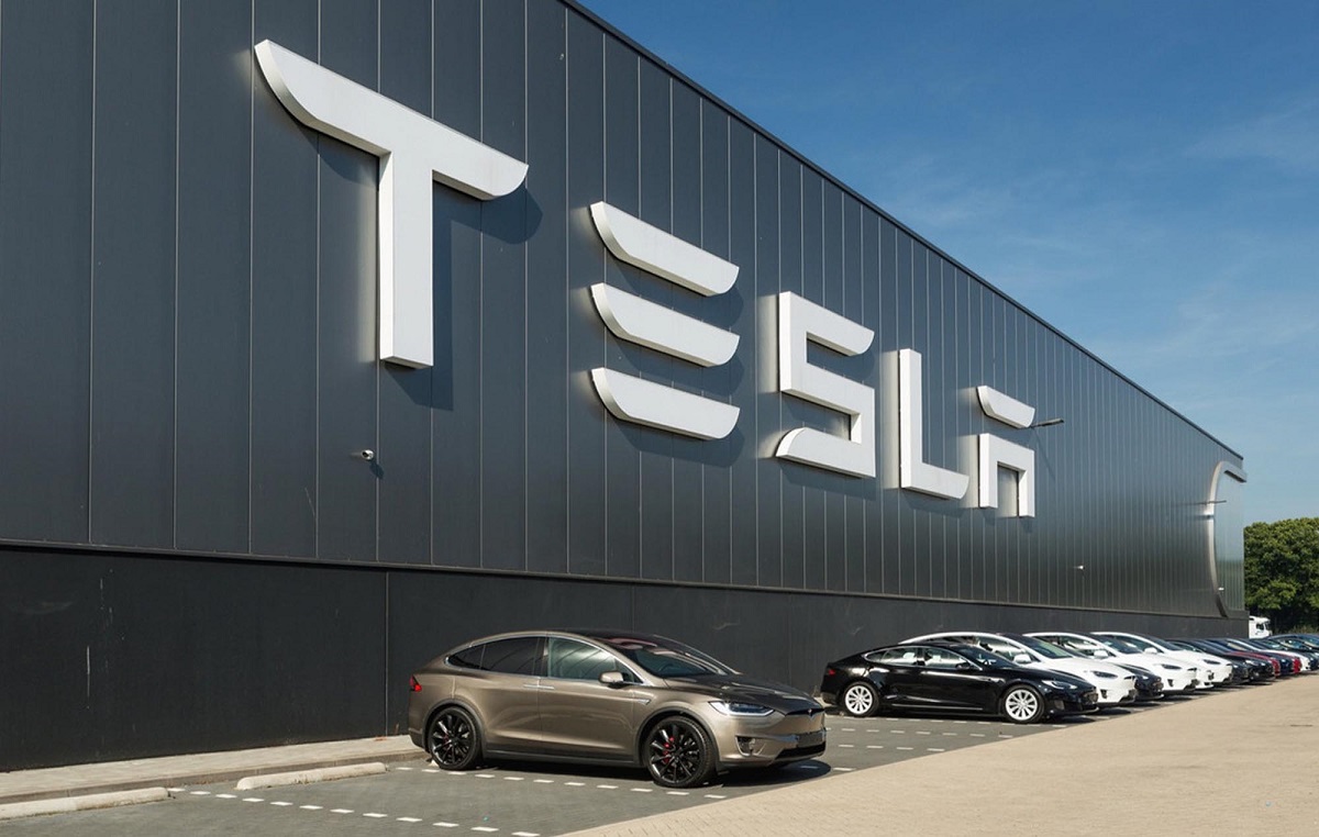 Tesla deve affrontare accuse penali per incidenti che coinvolgono il sistema di assistenza alla guida