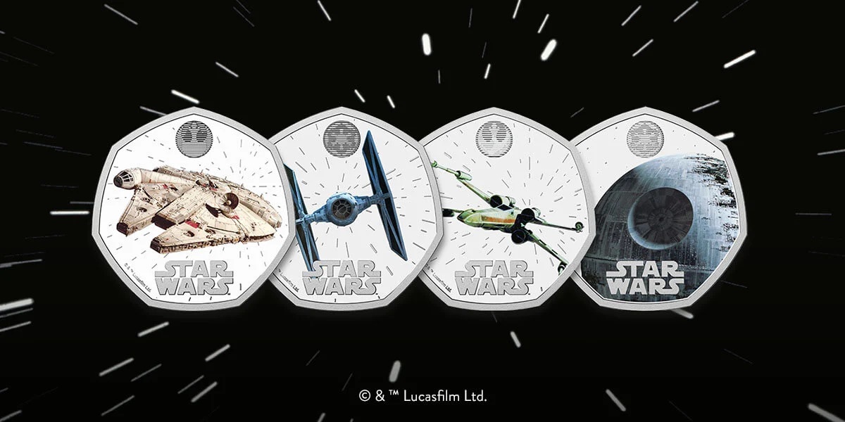 La Zecca del Regno Unito ha pubblicato una collezione numismatica con tre iconiche astronavi e la Morte Nera di Star Wars. La Zecca del Regno Unito ha pubblicato una collezione numismatica con tre iconiche astronavi e la Morte Nera di Star Wars.