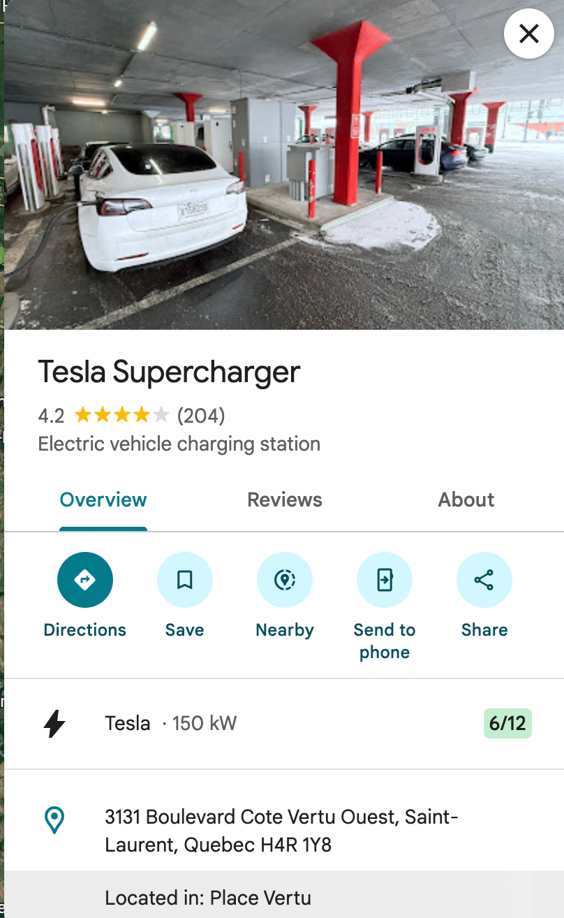 Una persona guarda Google Maps con i dati del Supercharger Tesla