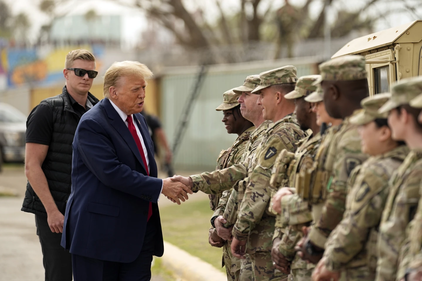 Il Presidente degli Stati Uniti Donald Trump e i membri della Guardia Nazionale