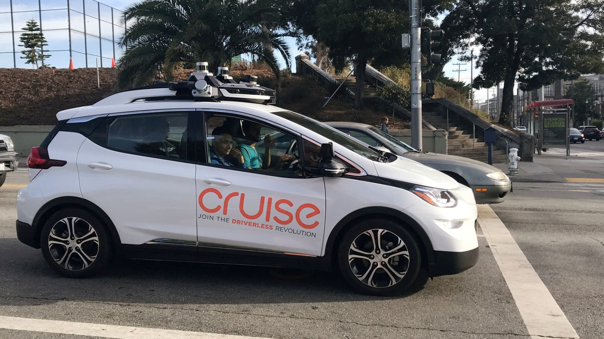 A San Francisco, un'auto ha investito un pedone e lo ha scaraventato sotto le ruote del robot Cruise. A San Francisco, un'auto ha investito un pedone e lo ha scaraventato sotto le ruote del robot Cruise.