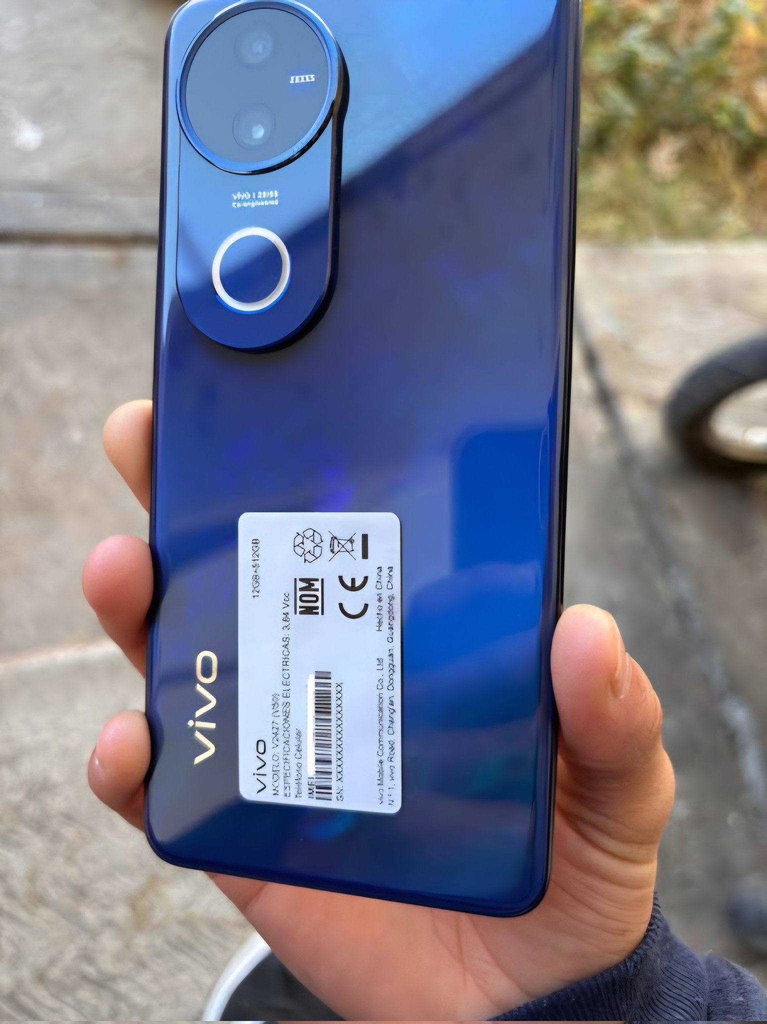Vivo V50 in blu stellato, angolo 2