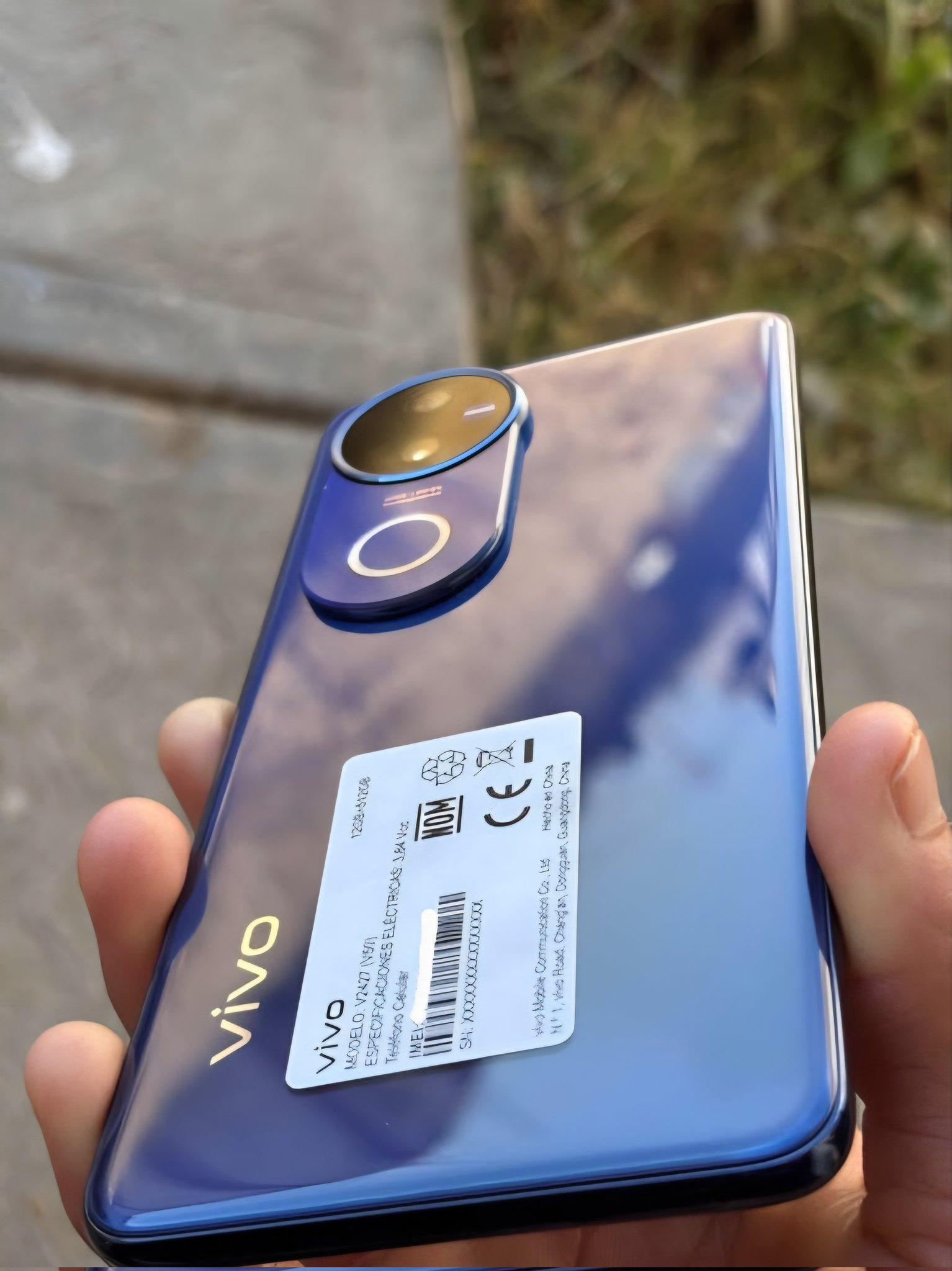 Vivo V50 in blu stellato, angolo 3