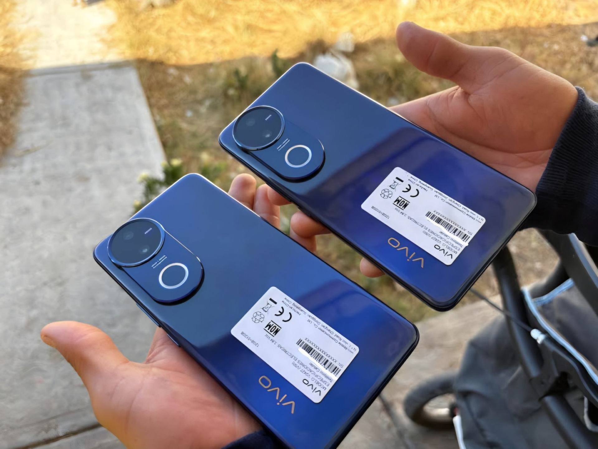Vivo V50 in blu stellato, angolo 4