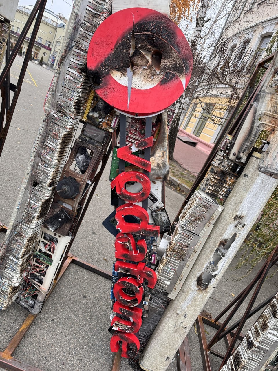 Bruciata un'insegna dell'operatore Vodafone Un'insegna Vodafone bruciata che simboleggia la distruzione durante la guerra