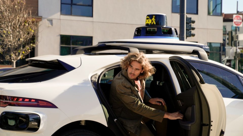 Waymo ha sviluppato un sistema di comunicazione visiva per le auto senza pilota con gli esseri umani Waymo ha sviluppato un sistema di comunicazione visiva per le auto senza pilota con gli esseri umani