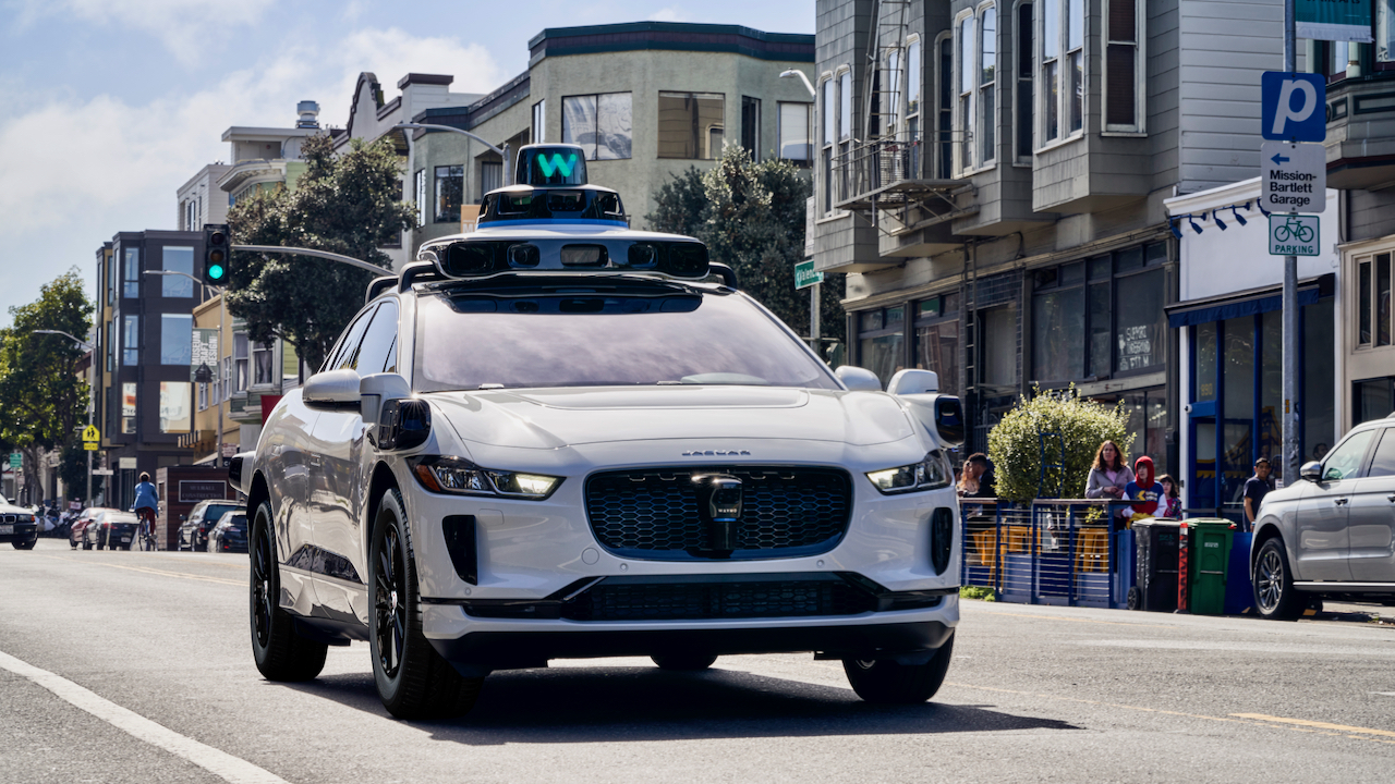 Il robotaxi di Waymo ha invaso la corsia opposta mentre cercava di evitare un gruppo di monociclisti Il robotaxi di Waymo ha invaso la corsia opposta mentre cercava di evitare un gruppo di monociclisti