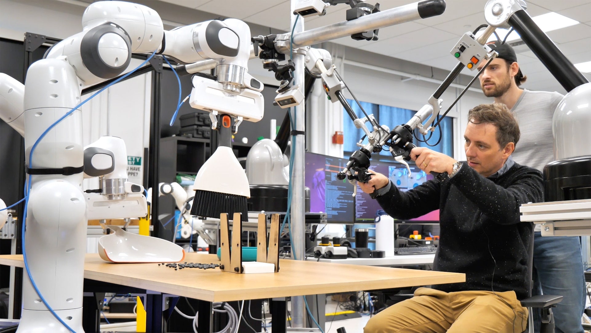 I robot Toyota imparano a svolgere le faccende domestiche copiando le azioni degli esseri umani I robot Toyota imparano a svolgere le faccende domestiche copiando le azioni degli esseri umani