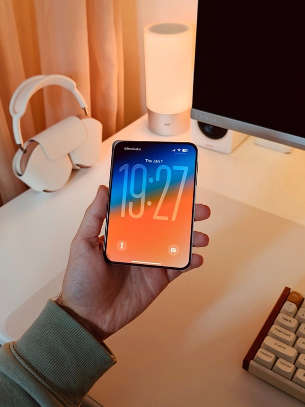 Foto di iPhone Fold in uno stato aperto