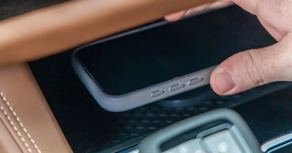 SUV Nissan con ricarica wireless Qi2