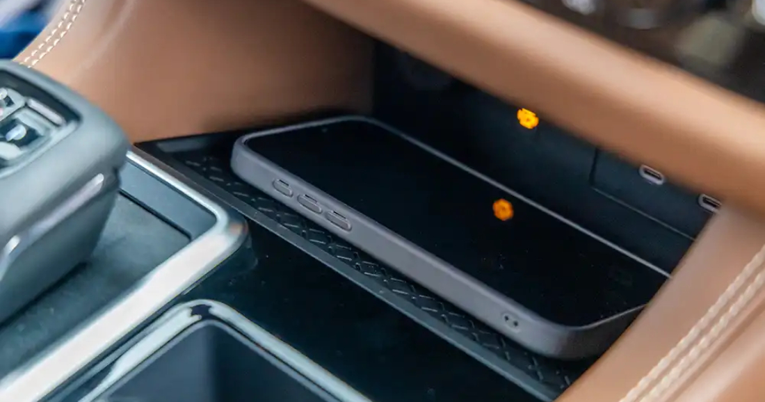 Nissan Pathfinder con funzione di ricarica wireless