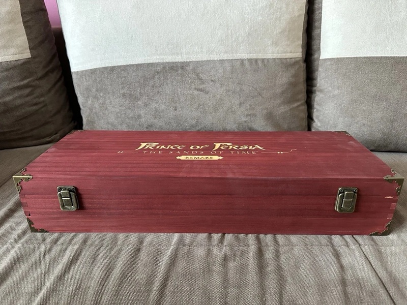 Custodia stilizzata con una replica del Pugnale del Tempo