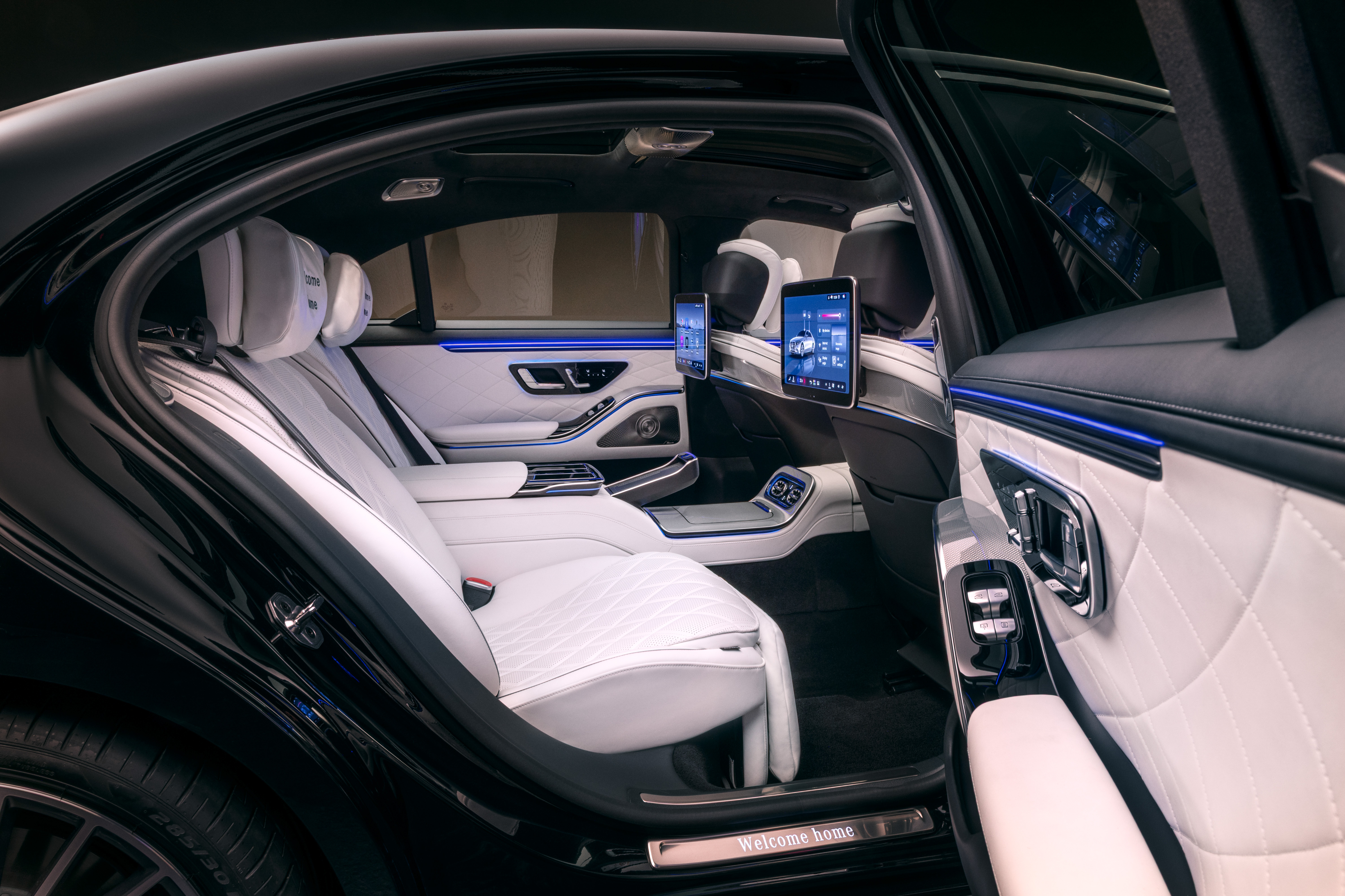 MBUX Superscreen nella Mercedes-Benz S-Class 2026