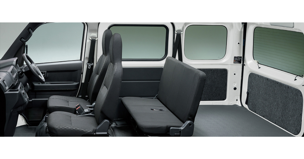 Vista posteriore della Toyota Pixis Van BEV